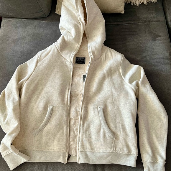 Abercrombie & Fitch Tops - NWT - Abercrombie & Fitch Cream Faux Fur Interior Jacket/Sweatshirt